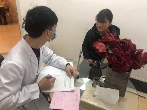 甘肅17歲唇裂女孩西安求醫(yī) 美立方“紅羽毛”基金助其重展笑顏