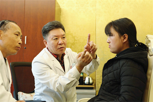 甘肅17歲唇裂女孩西安求醫(yī) 美立方“紅羽毛”基金助其重展笑顏