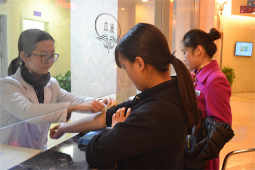 甘肅17歲唇裂女孩西安求醫(yī) 美立方“紅羽毛”基金助其重展笑顏