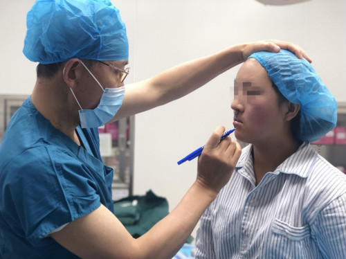 甘肅17歲唇裂女孩西安求醫(yī) 美立方“紅羽毛”基金助其重展笑顏