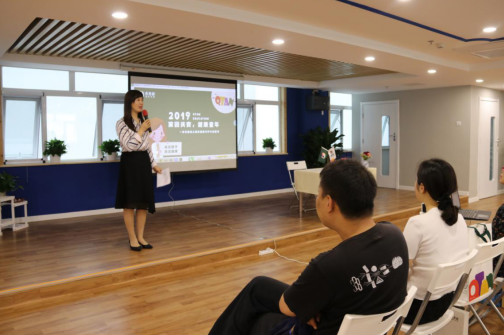 青青藤幼兒園聯(lián)合中檢學(xué)會(huì)為家長(zhǎng)舉辦營(yíng)養(yǎng)健康專家講座