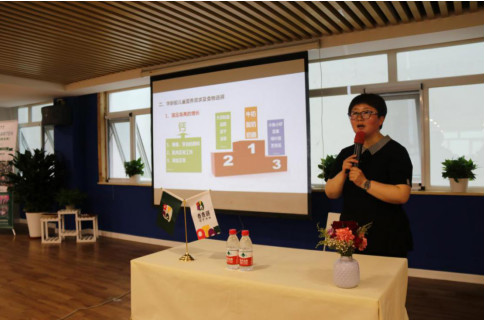 青青藤幼兒園聯(lián)合中檢學(xué)會(huì)為家長(zhǎng)舉辦營(yíng)養(yǎng)健康專家講座