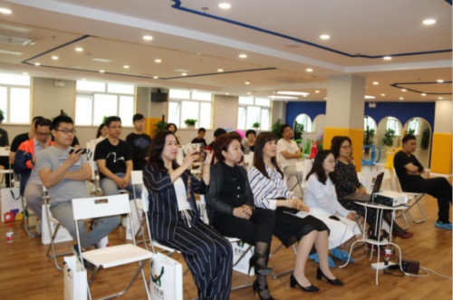 青青藤幼兒園聯(lián)合中檢學(xué)會(huì)為家長(zhǎng)舉辦營(yíng)養(yǎng)健康專家講座