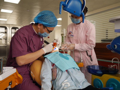 區(qū)婦保院適齡兒童免費窩溝封閉正在進行中……