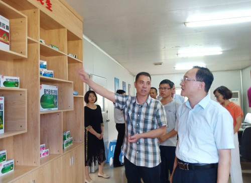 來賓市雷應(yīng)敏市長蒞臨雙蟻藥業(yè)視察調(diào)研